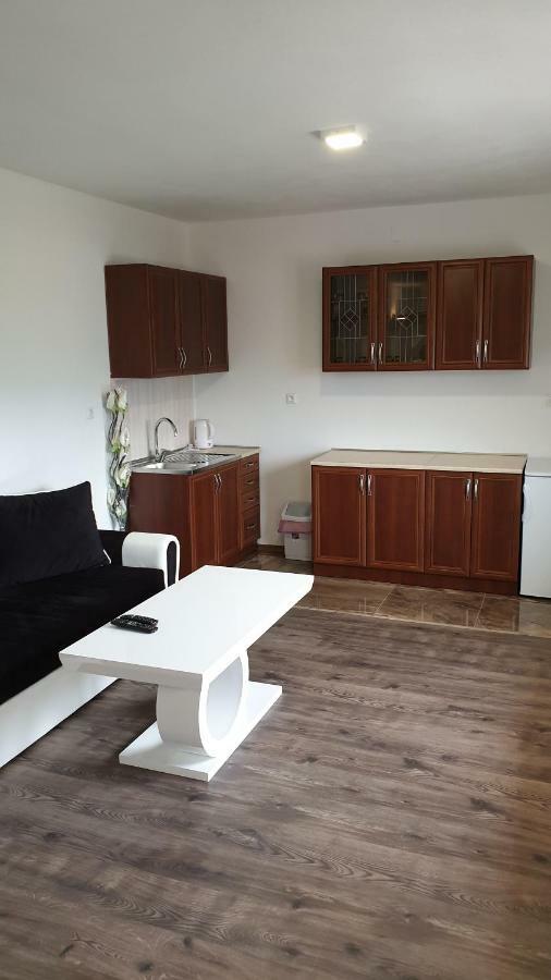 Apartman Malekin Leilighet Prozor Eksteriør bilde